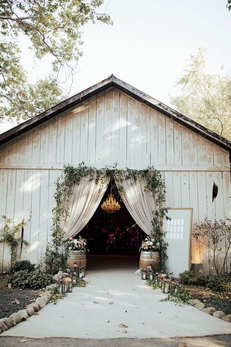 Romantic Farmhouse Wedding, Classy Farmhouse Wedding, Wedding Venue Planner, Rustic Chic Wedding Reception, Farmhouse Modern Wedding, Fall Wedding Venues Outdoor Rustic, Wedding In A Shop, Southern Chic Wedding Ideas, Small Farmhouse Wedding