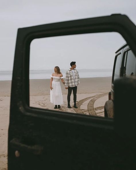 Jeep Adventure Photoshoot on the Oregon Coast Beach Car Photoshoot, Jeep Picnic, Family Jeep Photoshoot, Jeep Couple Pictures, Jeep Engagement Photos, Car Couple Photoshoot, Couple Jeep Photoshoot, Wedding Jeep Photos, Foggy Couple Photoshoot