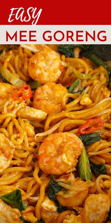 A skillet filled with prawn/shrimp stir fry, stir-fried noodles and beansprouts topped with sliced chili. Mee Goreng Recipe, Recipe With Egg Noodles, Mie Goreng Recipe, Sweet Soy Sauce Recipe, Prawn Noodle Recipes, Mee Goreng, Chicken Casserole Dinners, Asian Noodle Dishes, Prawn Dishes