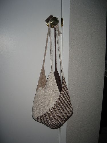 windmill bag | it's peanut butter yelley time. . .  KNITTING pattern, but I am going to crochet it, looks like an easy adaptation Windmill Bag, Knitting Bag Pattern, Knit Purse, Knit Bag, Bag Pattern Free, Tower Defense, Macrame Bag, Diy Knitting, Nintendo Ds