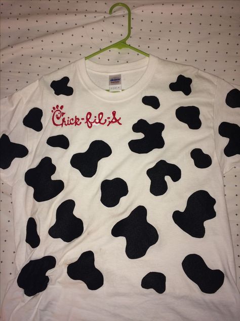 Chick fil a cow costume ~ white t-shirt, black fabric, fabric glue, and puffy paint is all you need :) Cow Print Shirt Diy, Chick Fil A Cow Costume, Chickfila Costume, Cow Costume Diy, Easy Cow Costume, Cow Costumes, Diy Cow Costume, Crab Costume, Cow Appreciation Day