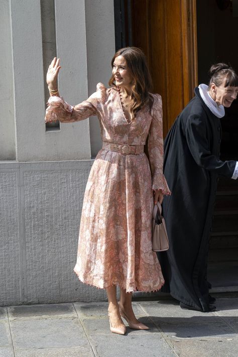 Classy Work Attire, Princess Isabella, Royalty Fashion, Princess Marie Of Denmark, Royal Portraits, Fashion Dresses Formal, Fairytale Fashion, Sixties Fashion, Danish Royal Family