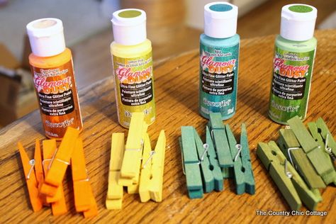 Dyed Glitter Clothespins Cheer Clothespins Ideas, Dye Clothespins, Painted Clothes Pins, Clothespin Crafts Christmas, Reuse Old Clothes, Clothespin Diy Crafts, Wooden Clothespin Crafts, Clothespins Diy, Clothespin Art