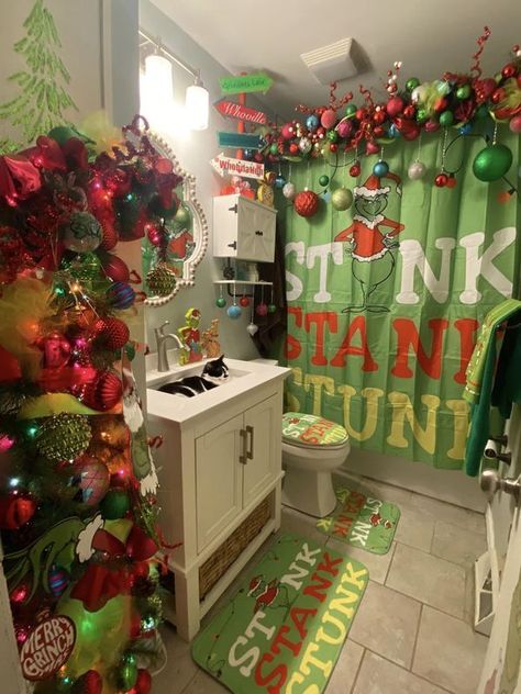 The Grinch Bathroom Decor, Grinch Christmas Decorations Bedroom, Grinch Christmas Living Room, Grinch Bathroom Decor Ideas, The Grinch Christmas Decor, Grinch Room Decor, Grinch Bathroom Ideas, Grinch Living Room Decor, Grinch Living Room