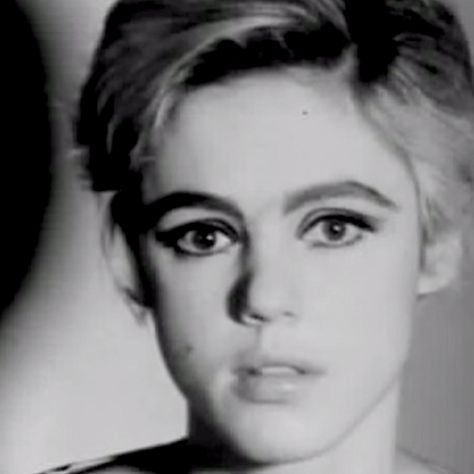 How to Get Edie Sedgwick's '60s Eye Makeup Look. New year, new party makeup. Mod Makeup, Maya Mia, 60s Makeup, Edie Sedgwick, 인물 사진, Rich Girl, Andy Warhol, Mode Inspiration, Style Icon