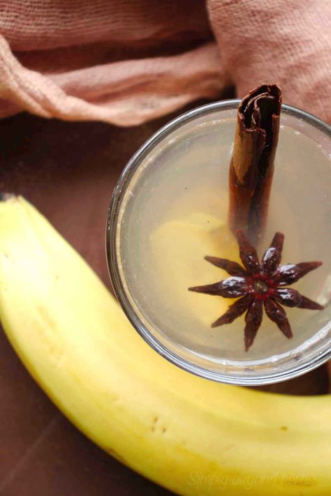 Have you heard of banana tea? It is a caffeine-free tea that has calming and sleep-promoting effects. All you need is a banana peel. https://simplybeyondherbs.com/banana-tea-for-sleep/ Banana Tea For Sleep, Banana Peel Tea, Tea For Sleep, Shawarma Ingredients, Exercise Aesthetic, Banana Tea, Pot Craft, Moon Milk, Banana Drinks