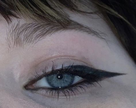 Blue Eyes Black Eyeliner, Smudged Mascara, Blue Eyes Aesthetic, Eyes Aesthetic, Makeup Tutorial Eyeliner, Swag Makeup, Eyes Black, Bff Photoshoot Poses, Emo Makeup