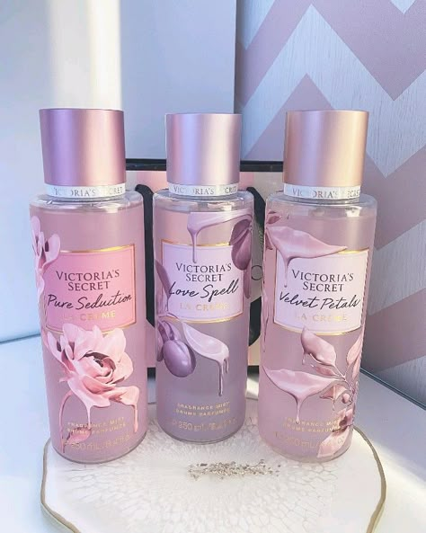 Victoria Secret Smell Goods, 18th Birthday Gift Ideas, Victoria Secret Perfume Body Spray, Profumo Victoria Secret, Victoria's Secret Perfume, Victoria Secret Body Mist, Fragrance Lab, Pampering Routine, Bath Body Works Candles