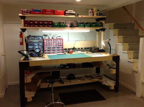 Electronic circuitry workshop Officine In Garage, Workbench Light, Reloading Room, Building A Workbench, Reloading Bench, Electronic Workbench, Electronics Workshop, Diy Workbench, Workbench Plans