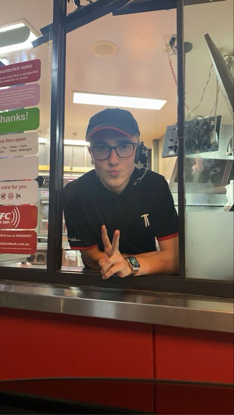 KFC work drive thru food fun friends uniform men workers aesthetic night dinner Coworker Aesthetic, Fast Food Worker Aesthetic, Romanticizing Work, Kfc Aesthetic, Jobs Aesthetic, Fast Food Worker, Food Core, Fun Jobs, Job Aesthetic