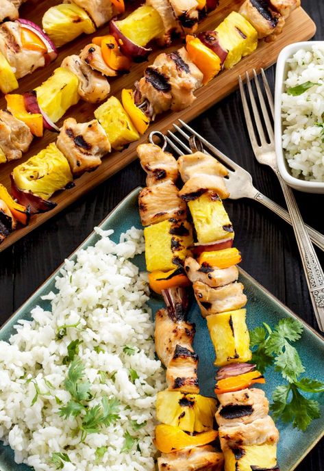 Unas brochetas muy típicas que suelen elaborarse en Hawaii. Si tenéis la suerte de viajar a esa maravillosa isla, podréis saborearlas. Hechas con pollo y piña tropical, que acompañaremos con un poco   de arroz integral. Hawaiian Chicken Skewers, Grilled Chicken And Pineapple, Chicken And Pineapple, Healthy Weekly Meal Plan, Coconut Rice Recipe, Fruit Kebabs, Hawaiian Chicken, Hawaiian Food, Jerk Chicken