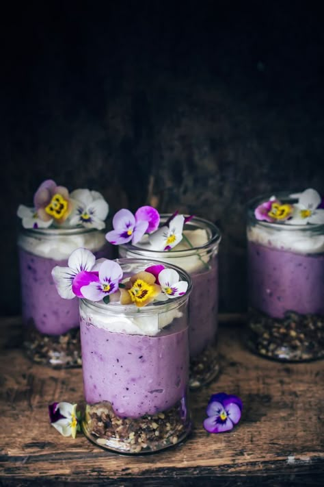 Edible Flowers Recipes, Vegan Wedding Cake, Dessert Parfait, Raw Vegan Desserts, Raw Cake, Berry Cheesecake, Desserts Vegan, Healthy Sweet Treats, Raw Desserts