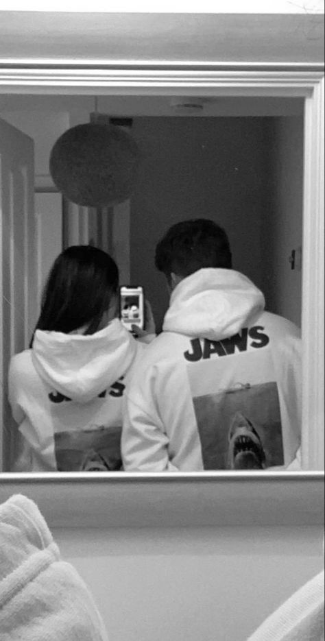 Bf Hoodie Outfit, Hoodie Couple Aesthetic, Couples Nike Hoodie, Hoodie Couple Pics, Couple Matching Hoodies Pictures, Couple Hoodies Photoshoot, Selfie Hoodie, Cute Teen Couples, Casual Couple Photos