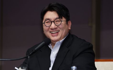 Bang Si-hyuk, chief of Hybe, the K-pop powerhouse behind global superstar BTS, said Wednesday it is time for the music industry to have a sense of crisis rather than being satisfied with what it has achieved. Bang Si-hyuk, Music And Arts, Pop Albums, Pop Songs, Pop Artist, Music Fans, Pledis Entertainment, The Music Industry, Classical Music