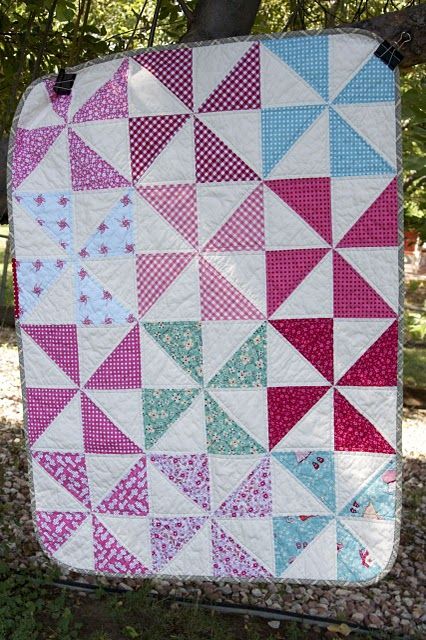 love her quilts Aplique Quilts, Pinwheel Quilts, Pinwheel Quilt Pattern, Charm Quilts, Pin Wheel, Ra Ideas, Half Square Triangle Quilts, Quilt Squares, American Quilt