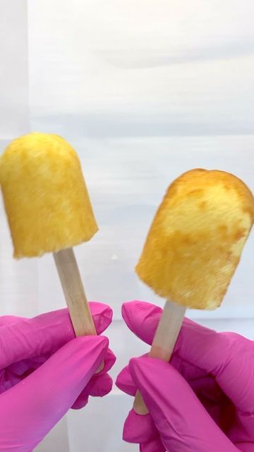 Sweet Tooth Candy Inc. on Instagram: "These mini Twinkie Pops are so fun and easy to make at home with the kids! The trick is to freeze the pop before dipping 😉 @hostess_snacks Then dip, decorate & enjoy!!! 🤤 #hostesstwinkies #hostesssnacks #halloweentreats #halloweenideasforkids #twinkies #twinkiepops" Halloween Twinkies, Chocolate Dipped Twinkies, How To Make Twinkies, Desserts Made With Twinkies, Diy Twinkies, Twinkie Halloween Treats, Mummy Twinkie Pops, Twinkie Desserts, Homemade Twinkies