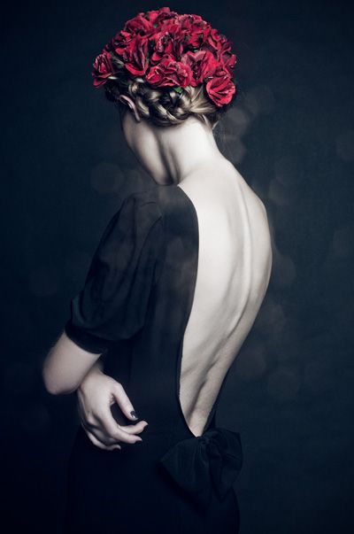 Woman With Flowers, Behind Blue Eyes, Mode Editorials, Flowers In Her Hair, Paolo Roversi, Midnight Garden, Foto Poses, Foto Art, Dark Beauty