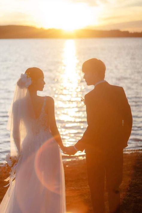 Beach Wedding Photoshoot Ideas, Beach Prenup Photoshoot Ideas, Wedding Prenup Photoshoot, Beach Wedding Photos Poses, Couple Beach Sunset, Beach Pre Wedding Shoot, Beach Prenup, Water Wedding Photos, Pre Nup Photoshoot