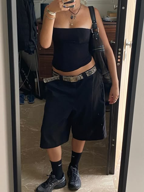 Black Graphic Tshirt Outfit, Black Baggy Shorts Outfit, Outfit Short Noir, Edgy Vacation Outfits, Long Black Shorts Outfit, Long Short Outfits, Street Wear Summer, Alt Summer Outfits, Weekly Outfits