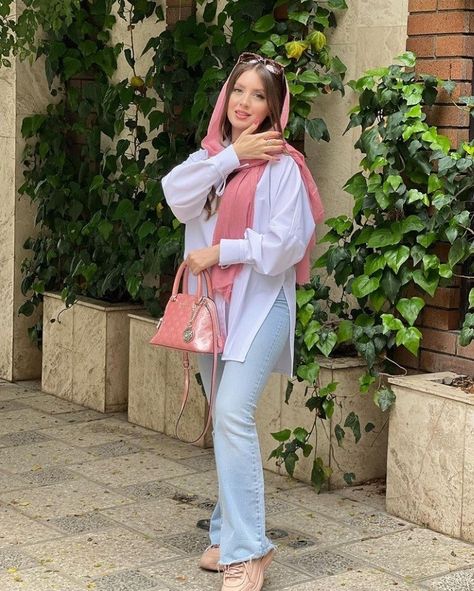 Jeans Kurti Style With Hijab, Loose Jeans With Kurti, Stylish Jeans Outfit, Kurti With Jeans, Pakistani Fashion Casual, Iranian Women Fashion, Stylish Short Dresses, Hijabi Fashion Casual, Muslim Women Fashion