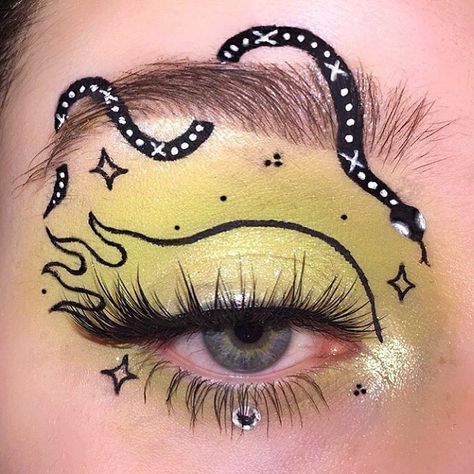 Snake Eyeshadow Look, Snake Make Up Eyes, Snake Eyeliner Makeup, Snake Eyes Makeup, Snake Inspired Makeup, Snake Makeup Look Easy, Snake Makeup Halloween, Snake Makeup Eye, Snake Eyeliner