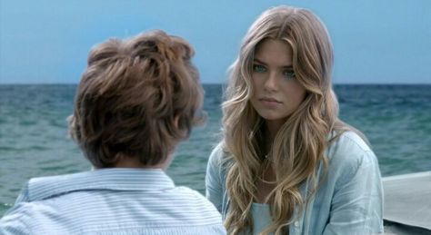 Indiana Evans and Brenton Thwaites ( in Blue Lagoon - The Awakening Rettungslos Verliebt ) Indiana Evans Blue Lagoon, Blue Lagoon The Awakening, Blue Lagoon Movie, Emma Robinson, Summer Tumblr, Brenton Thwaites, Indiana Evans, Full Blue, 2012 Movie