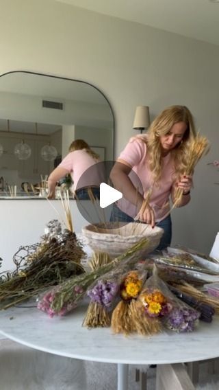 Jules on Instagram: "Bringing the warmth of autumn indoors with the natural beauty of dried flowers. 🍂✨ #FallDecor #CozyHome #SeasonalStyling" Bouquets Ideas, Decor 2024, Flower Bouquets, Cozy House, Flowers Bouquet, Dried Flowers, Fall Decor, Bouquets, Natural Beauty