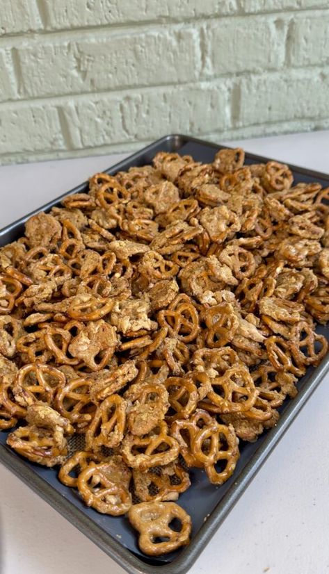 Brown Sugar Pretzels, Pretzel Toffee Recipe, Butter Toffee Pretzels, Toffee Pretzels, 2023 Cookies, Pretzel Dessert, Seasoned Pretzels, Lil Debbie, Pretzel Desserts