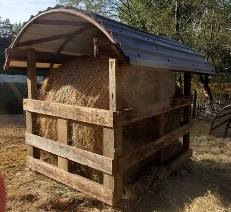 Hay Bale Holder For Goats, Diy Barn, Hay Feeder For Horses Stalls, Hay Hut, Covered Hay Feeder For Horses, Pallet Feeders Hay, Round Bale Hay Feeder, Horse Shelter With Hay Storage, Round Bale Hay Feeder With Roof