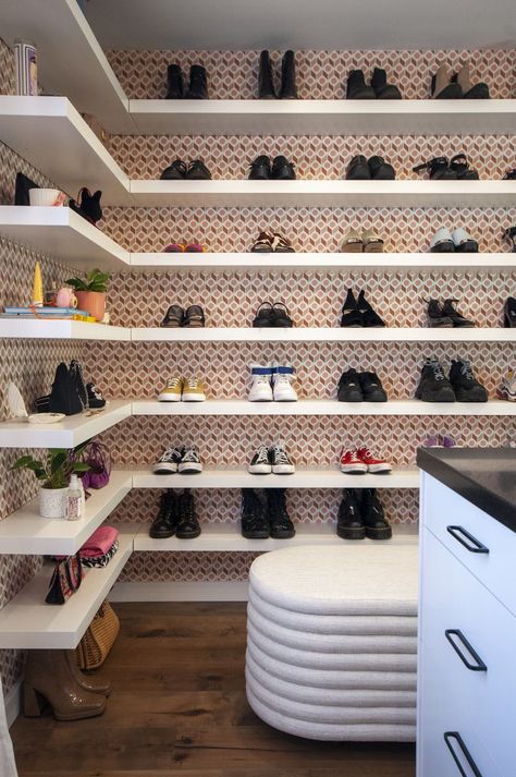 15 Closet Shelving Ideas to Keep Your Wardrobe Super Organized Closet Shelving Ideas, Ideas De Closets, Sneaker Closet, Closet Shelving, Super Organized, Shoe Wall, Beautiful Closets, Shelving Ideas, Shoe Shelves