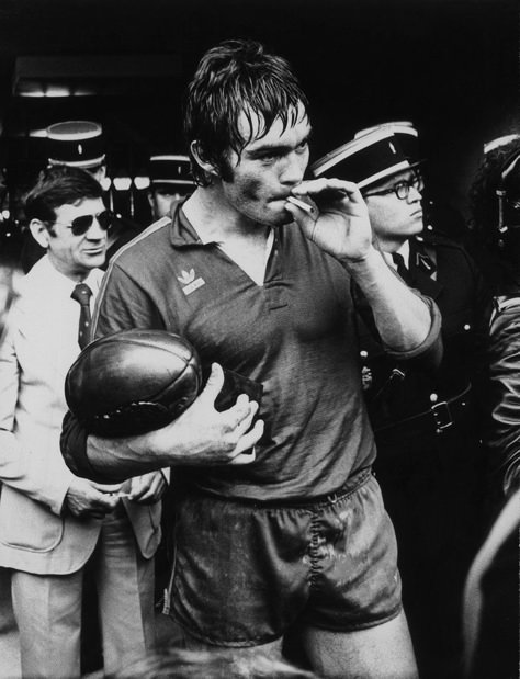 We don't endorse smoking for ruggers, but this is a classic photo! Rugby Rules, Rugby Photography, Rugby Wallpaper, Rugby Vintage, Welsh Rugby, Rugby Sport, Basketball Clothes, All Blacks, Rugby Union