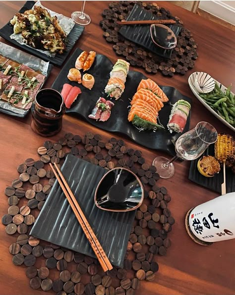 Sushi Dinner Party, Dinner Party Table Settings, Japanese Dinner, Sushi Dinner, Japanese Table, Sushi Party, Sushi Night, Homemade Sushi, Sushi Time