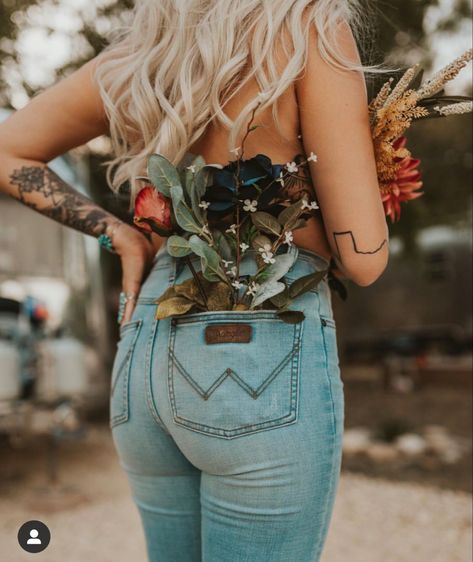 Flower Top Pictures Photography, Easy Pictures To Take For Instagram, Cowgirl Flower Photoshoot, Western Flower Top Photoshoot, Flowery Photo Shoot, Bouquet Top Photoshoot, Flower Session Photo Ideas, Western Card Photoshoot, Western Photo Shoot Outfit