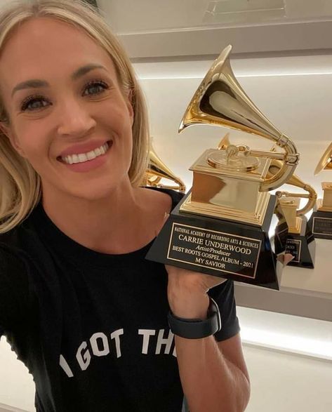 Carrie Underwood got a Recording Academy award in the mail 👏🤍✨ Carrie Underwood American Idol, Carrie Underwood Family, Carry Underwood, Denim And Rhinestones, Maddie & Tae, Carrie Underwood Pictures, Carrie Underwood Photos, Delivery Pictures, Kelsea Ballerini