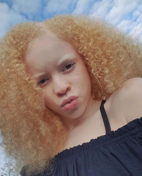 “Be color blind, don’t be so shallow. Free Your Mind!”-En Vogue 😘 Credit: @uniquely_kyahhh #TressfullyYours #HairInspirations #HairGoals… Albino Model, Albino Girl, Dyed Curly Hair, Free Your Mind, Vintage Black Glamour, Color Blind, Different Hairstyles, Hair Inspo Color, Pretty Selfies