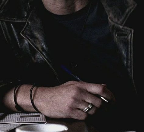 Samulet Supernatural, Dean Aesthetic, Jo Harvelle, Spn Aesthetic, Supernatural Aesthetic, Supernatural Dr, His Ring, Mcu Dr, Bobby Singer