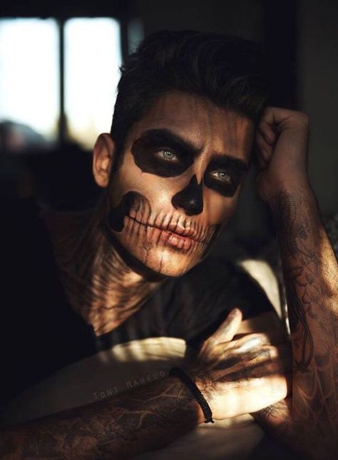 chic skull makeup done inly with black touches looks pretty and dreamy Bold Halloween Makeup, Makeup Zombie, Fantasy Make-up, Skull Face Paint, Halloweenský Makeup, Halloween Make-up Looks, Toni Mahfud, Makeup Scary, Skeleton Makeup