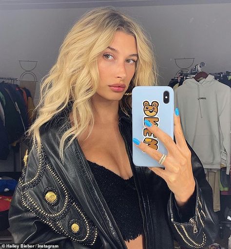 Hailey Baldwin shares sultry selfie as she nears one-year wedding anniversary with Justin Bieber | Daily Mail Online Hailey Baldwin Style, Hailey Bieber Style, Justin Hailey, Hailey Rhode Baldwin, Hailey Rhode, Penteado Cabelo Curto, Hailey Baldwin, Mode Inspo, Hailey Bieber