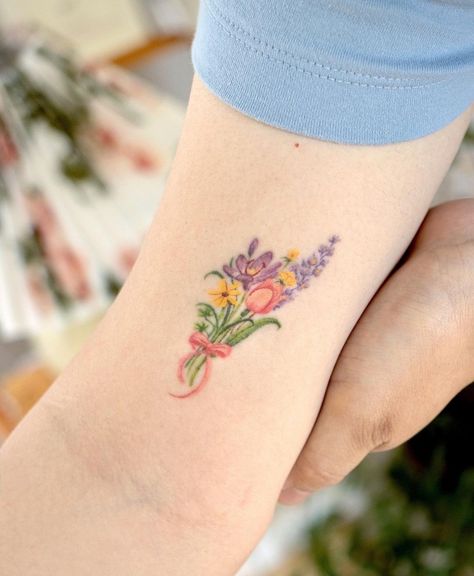 Tiny Tulip Tattoo, Daschund Tattoo, Tulip Tattoos, Tiny Flower Tattoos, Flowers Tattoos, Horoscope Virgo, Tulip Tattoo, App Filter, Sibling Tattoos