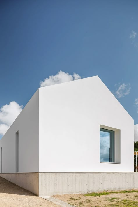 nu.ma, Ivo Tavares Studio · House in Sta Joana · Divisare Plaster House, Arch Building, Minimal Architecture, Small Buildings, Roofing Systems, Minimalist Architecture, Architecture Exterior, Stone House, Architectural Inspiration