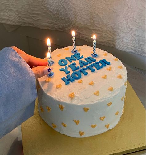 putting blue candles on a white birthday cake with yellow hearts and blue font saying „one year hotter“ Funny 26 Birthday Cake, Birthday Cake For Myself, Birthday Cake Text Ideas, Bff Birthday Cake, Cake Candles Aesthetic, Birthday Cake For Bestie, Birthday Cake For Best Friend, Birthday Cake For Friend, Bff Cake