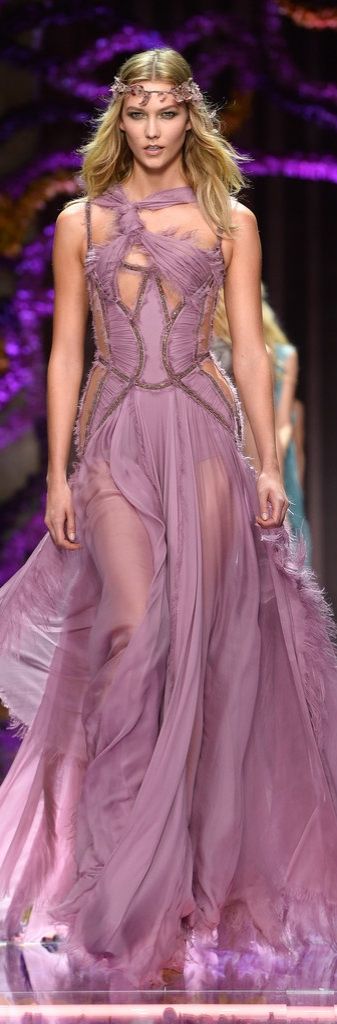 Karlie Kloss Was the Leader of the Pack in Lavender at the Atelier Versace show. Versace 2015, Couture 2015, 2015 Couture, Haute Couture Paris, Collection Couture, Elsa Schiaparelli, Versace Couture, Atelier Versace, Donatella Versace