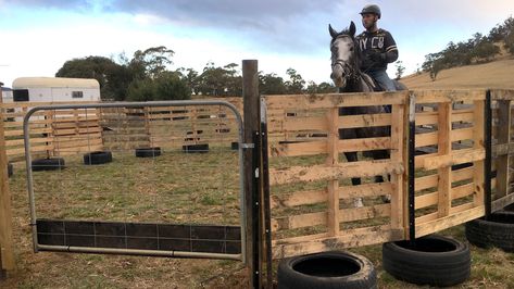 Pallet Round Pen, Round Pens For Horses, Creating An Entryway, Tack Trunk, Free Pallets, Round Pen, Cowgirl Magazine, Entryway Signs, Entrance Sign