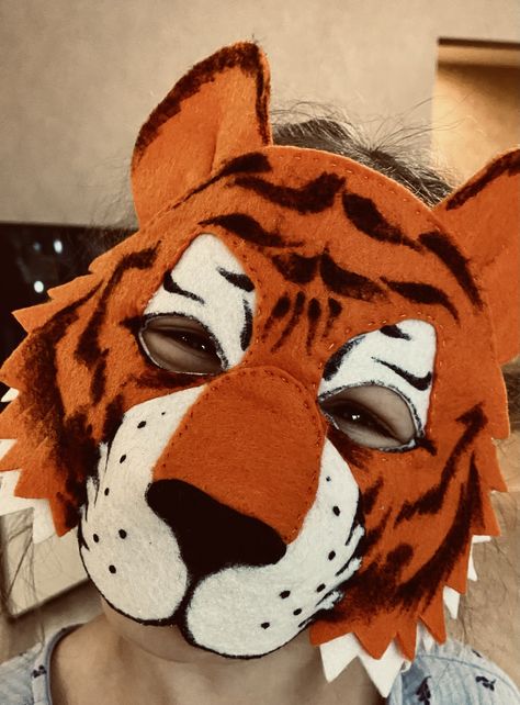 Tiger Costume Women Diy, Diy Tiger Costume Kids, Tiger Mask For Kids, Diy Tiger Costume, Tiger Costume Women, Tiger Costume Diy, Pumas Animal, Cardboard Art Projects, Cardboard Costume