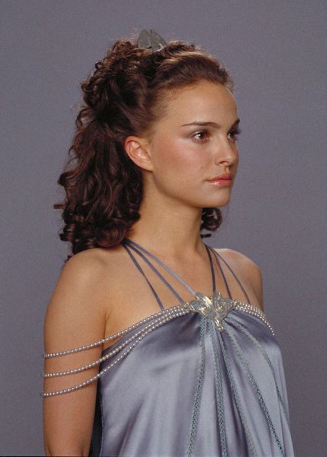 Padme's lilac purple nightgown with beaded Art Nouveau style sleeves Star Wars Logos, Natalie Portman Star Wars, Star Wars Makeup, Star Wars Padme Amidala, Amidala Star Wars, Star Wars Padme, Queen Amidala, Covergirl Makeup, Padmé Amidala