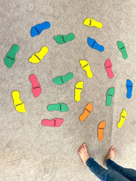 Fun Phonics! EE Feet – with FREE Printable Activity! – inlovewithlearning.com Ee Sound Activity, Ee Sound, Ee Words, Multisensory Activities, Multi Sensory, Free Printable Activities, Sensory Activity, Homeschool Help, Preschool Fun