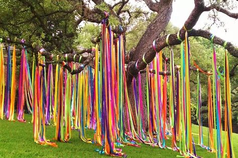 Wedding Tree Decorations - Satin Ribbons And Silk Drapes Wedding Tree 4 Festival Themed Party, Wedding Tree Decorations, Diy Tree Decor, Ribbon Tree, Things To Try, Wedding Tree, Garden Art Projects, Deco Floral, Diy Projects On A Budget