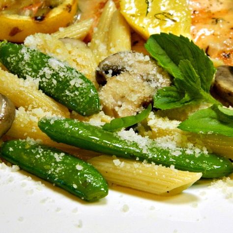 Peas And Mushrooms, Sugar Snap Pea Recipe, Snap Peas Recipe, Mozzarella Pasta, Spring Pasta, Light Pasta, Snap Pea, Meatless Mondays, Pea Recipes