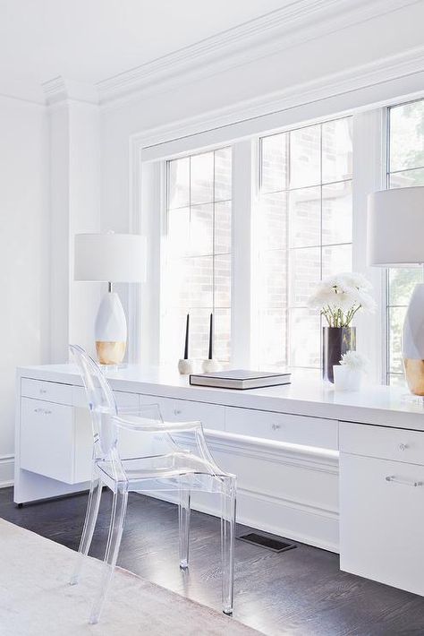 Perfectly styled modern bedroom features a Kartell Ghost Chair placed at a long white lacquer desk positioned under windows and topped with white and gold lamps. White Desk And Chair, Bedroom White Gold, White Lacquer Desk, Cool Desk Chairs, New Bedroom, Bedroom White, Desk And Chair, White Desk, Desk Areas