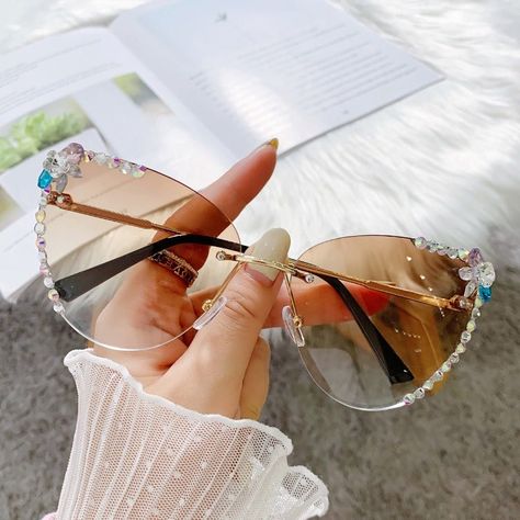 Pretty Sunglasses, Diamond Cat, Rhinestone Sunglasses, Sunglasses Women Fashion, Big Face, Fashion Eyeglasses, Rimless Sunglasses, Luxury Sunglasses, Sunglass Lenses